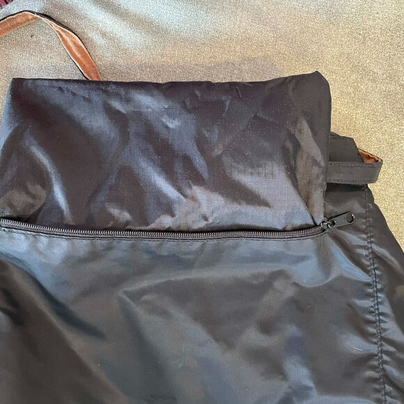 Kenneth Cole Reaction black nylon tote bag/daybag with zipper closure. - Picture 3 of 14